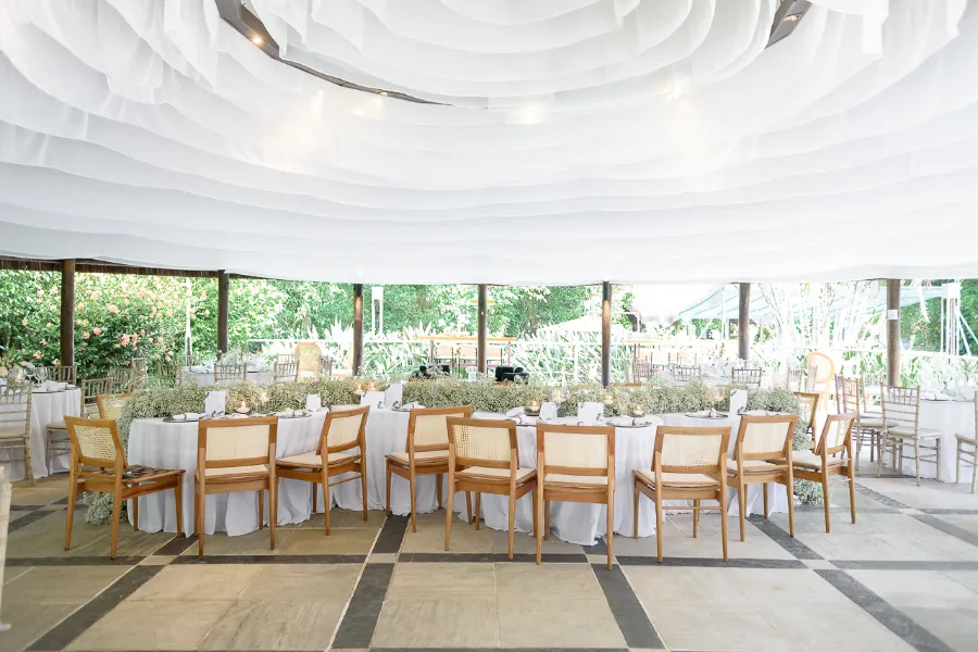 mesa posta com flores brancas