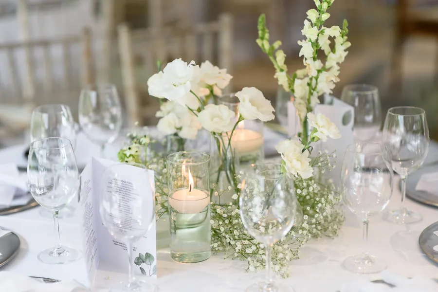 centro de mesa com flores brancas