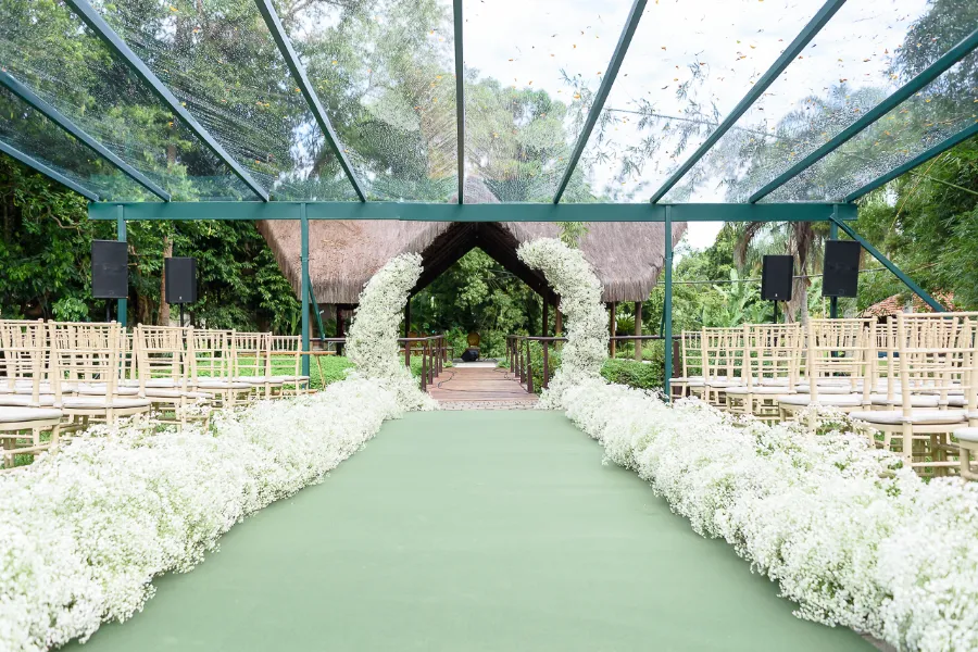 altar de casamento branco