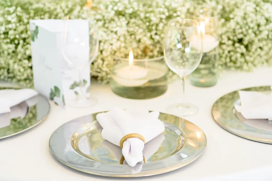 mesa posta com pratos na cor prata