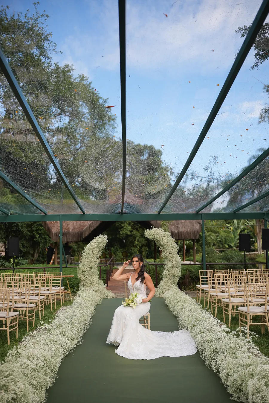 noiva sentada na frente de altar
