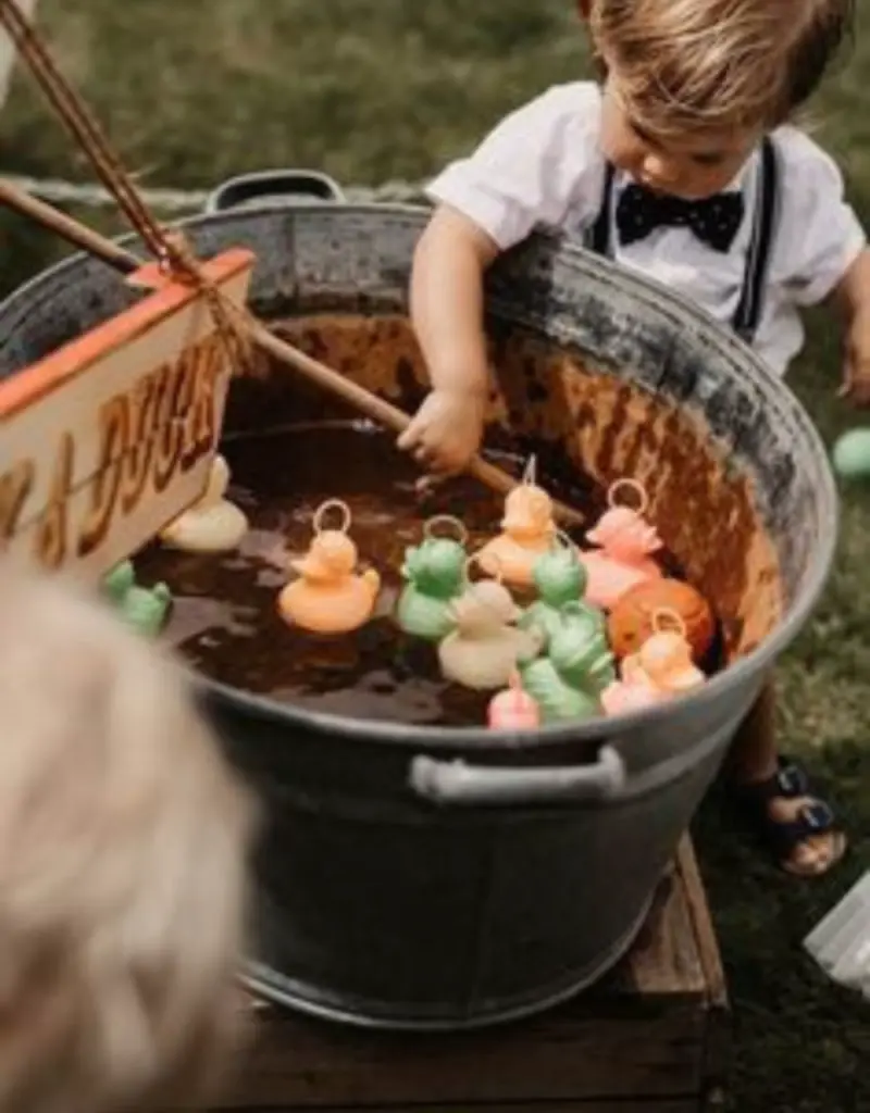 crian&ccedil;a pescando em casamento