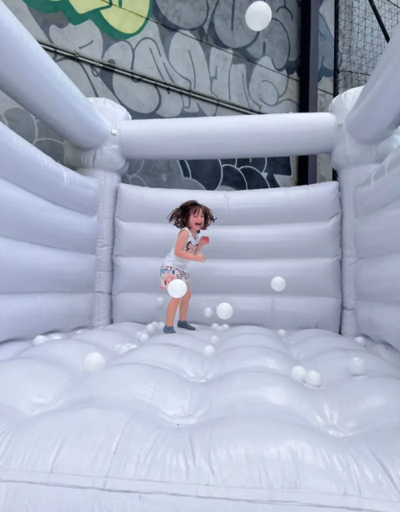 crian&ccedil;a pula-pula em casamento