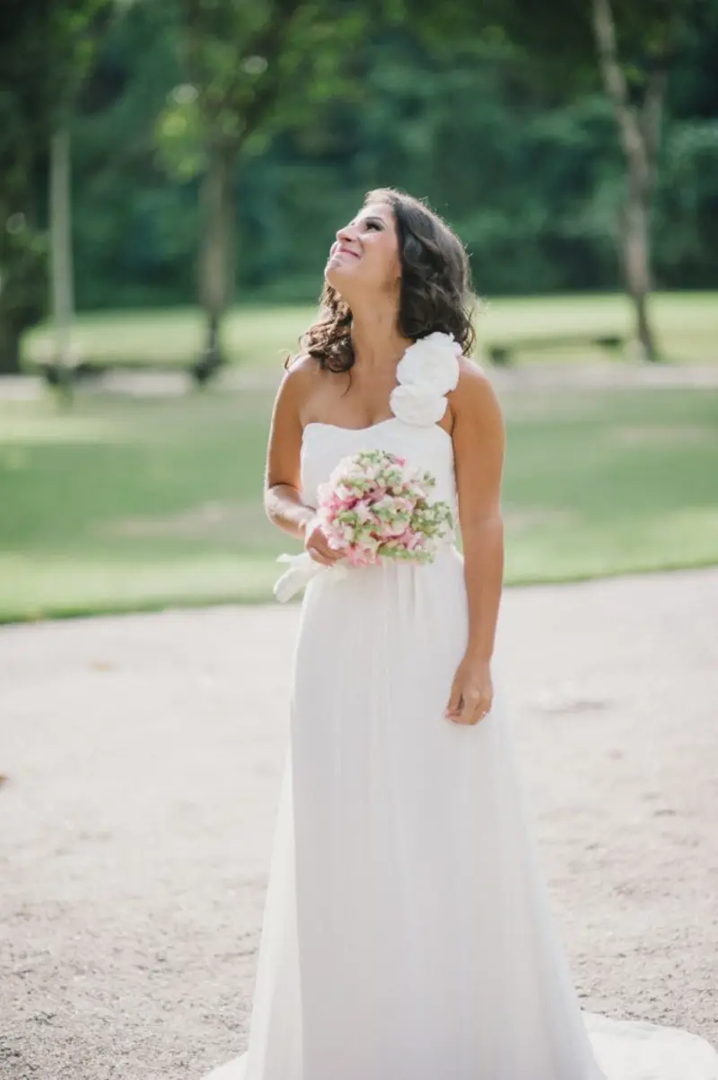 Lorena Rodrigues com vestido de noiva