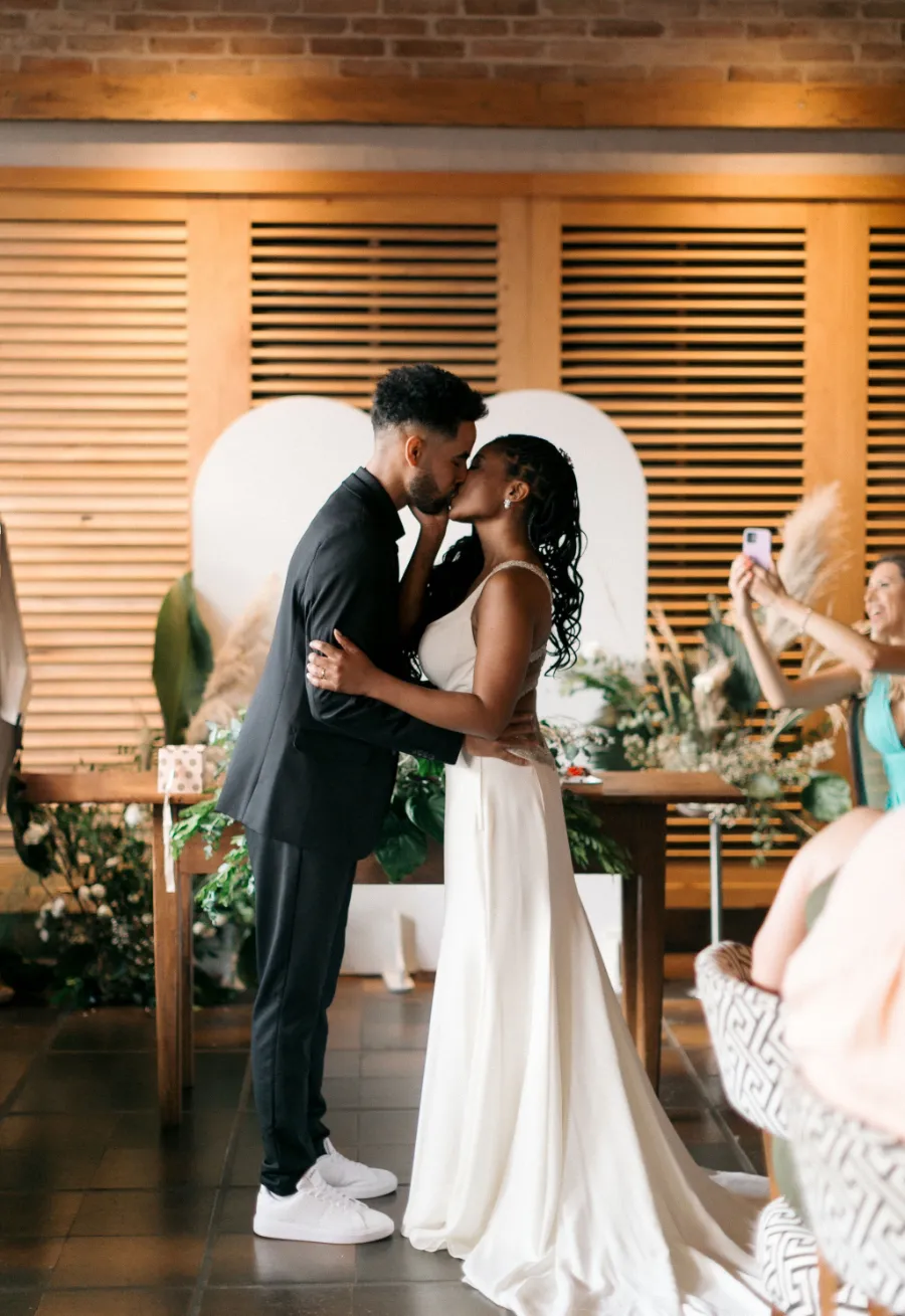 noivos se beijando na cerimonia