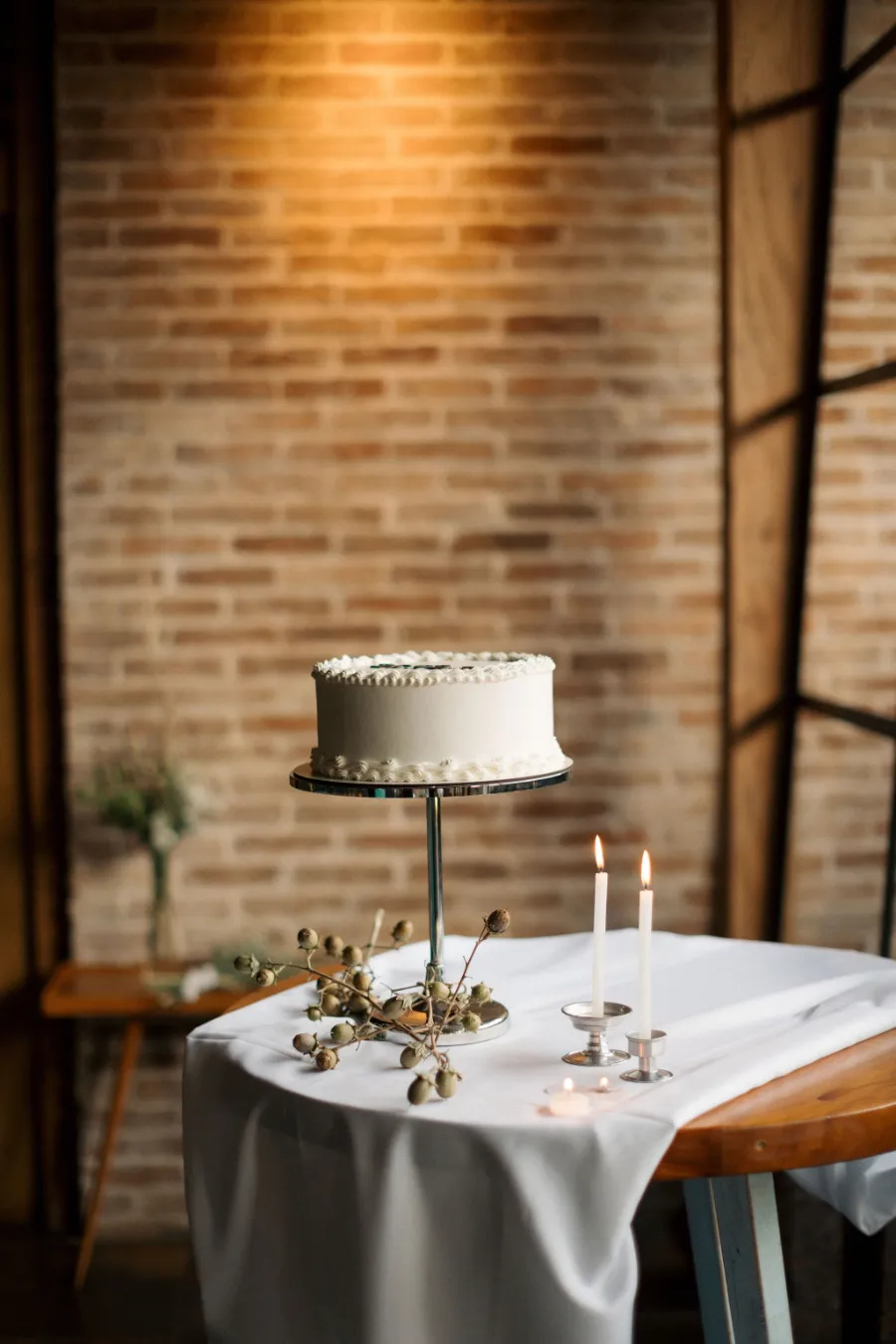 mesa simples com bolo de casamento