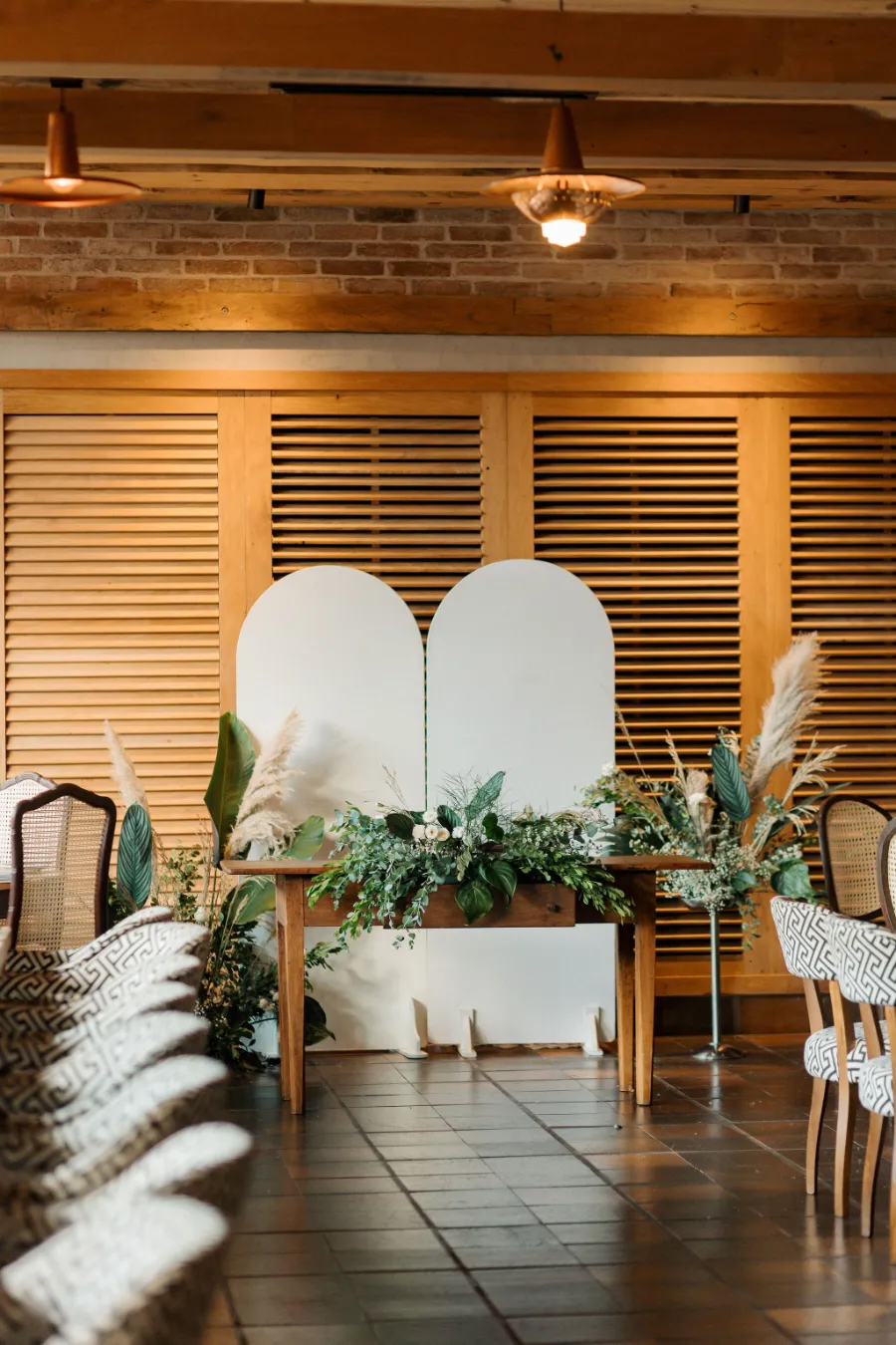 altar simples e minimalista com plantas