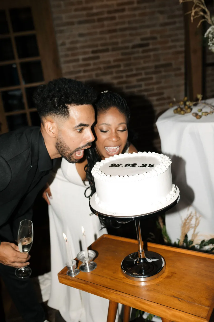 noivos fingindo moder bolo de casamento