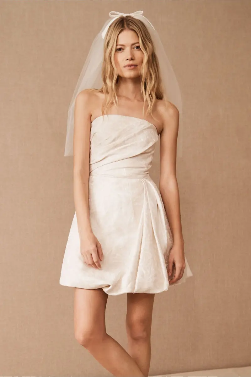 modelo com vestido curto