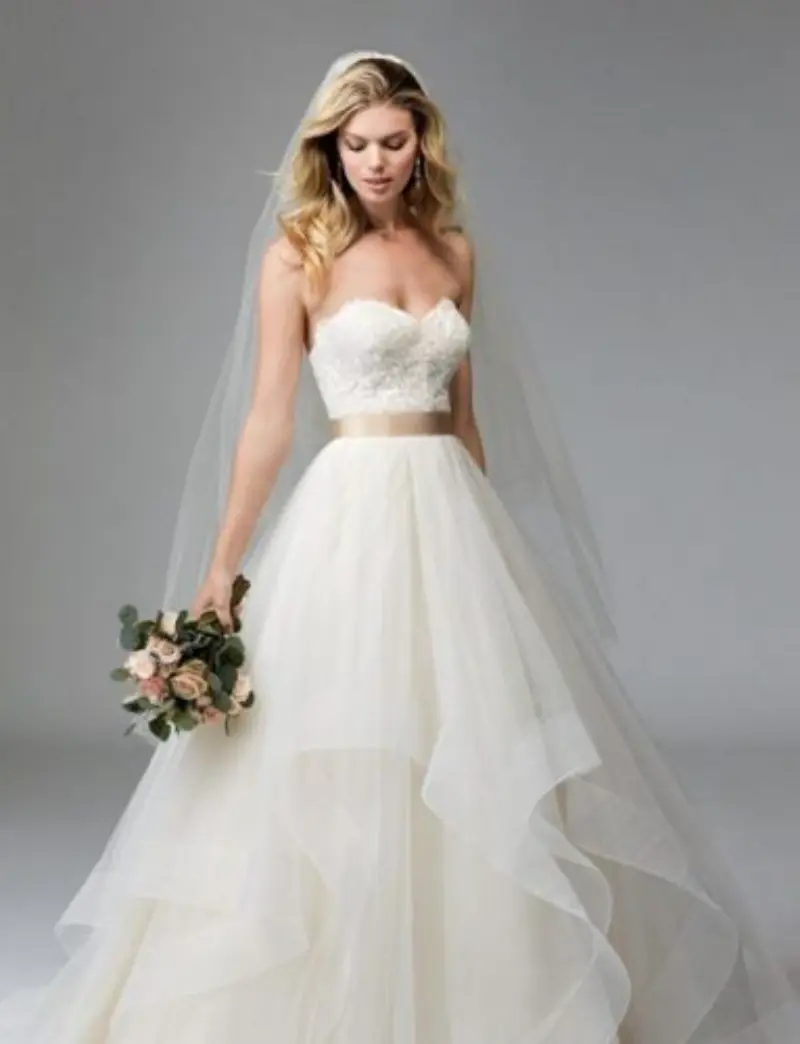 modelo com vestido de noiva organza