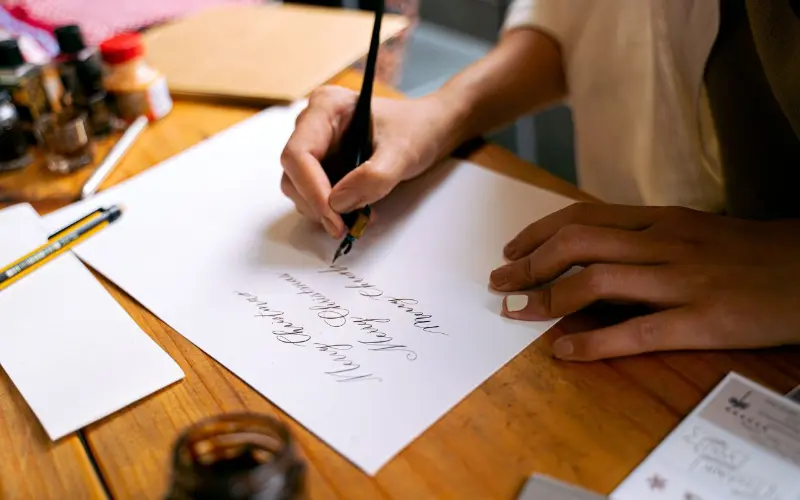 mulher escrevendo mensagem para casal