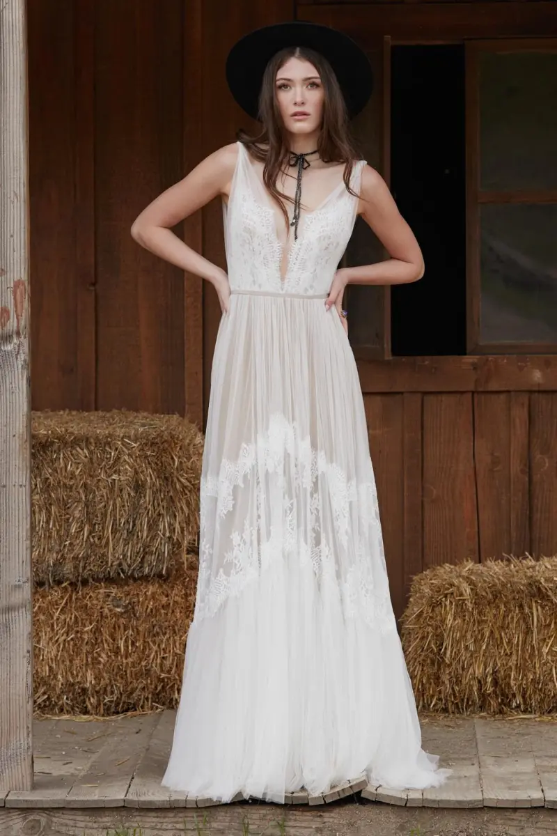 noiva com vestido longo para casamento no campo