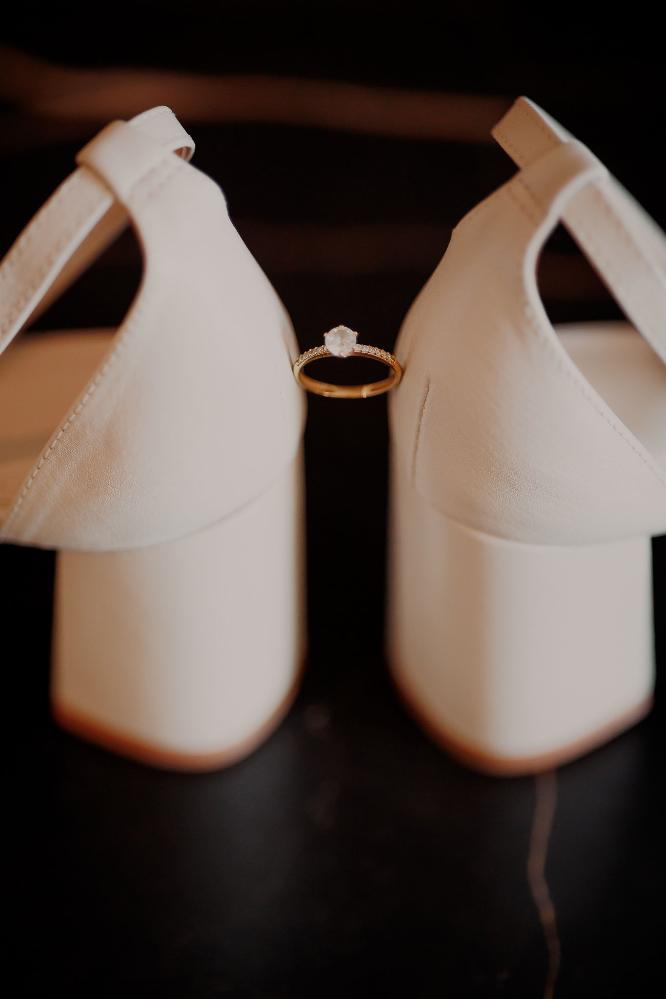 aliança de casamento equilibrada entre sandalias