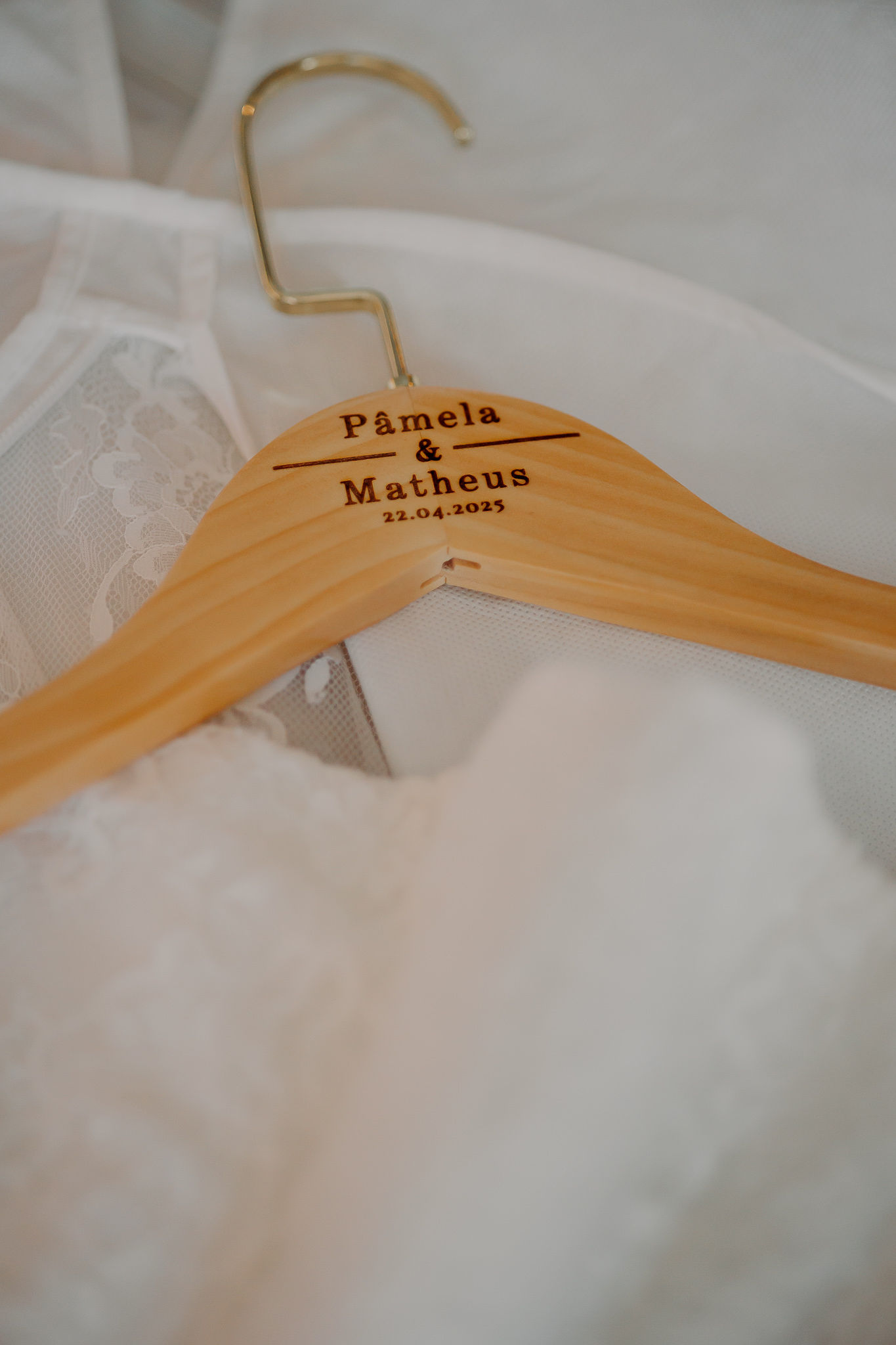 cabide de madeira personalizado para casamento