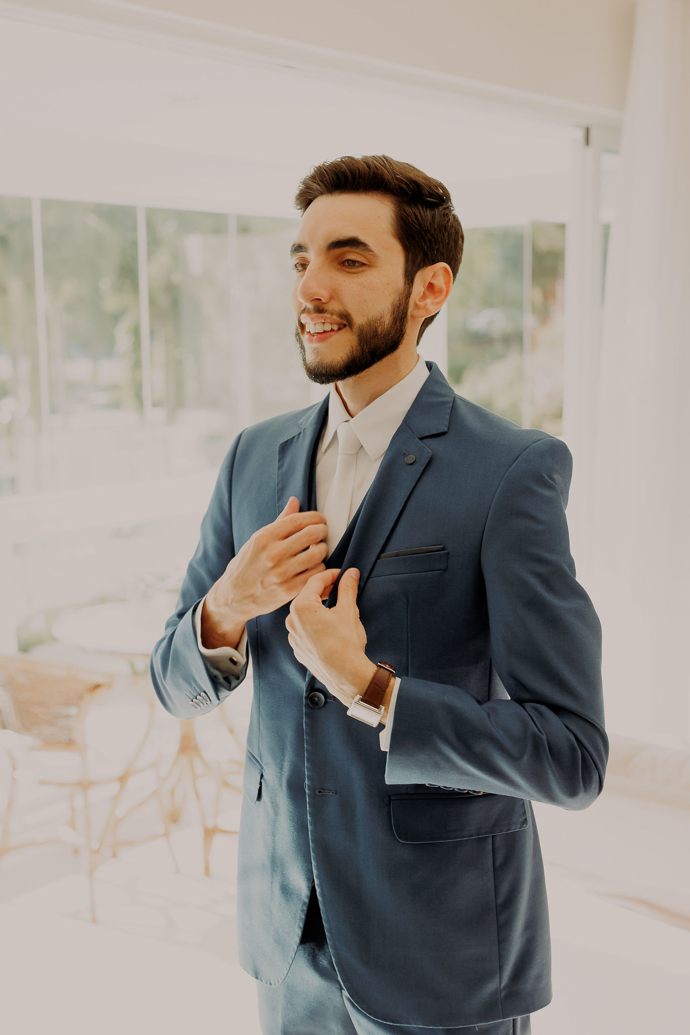 noivo com terno azul