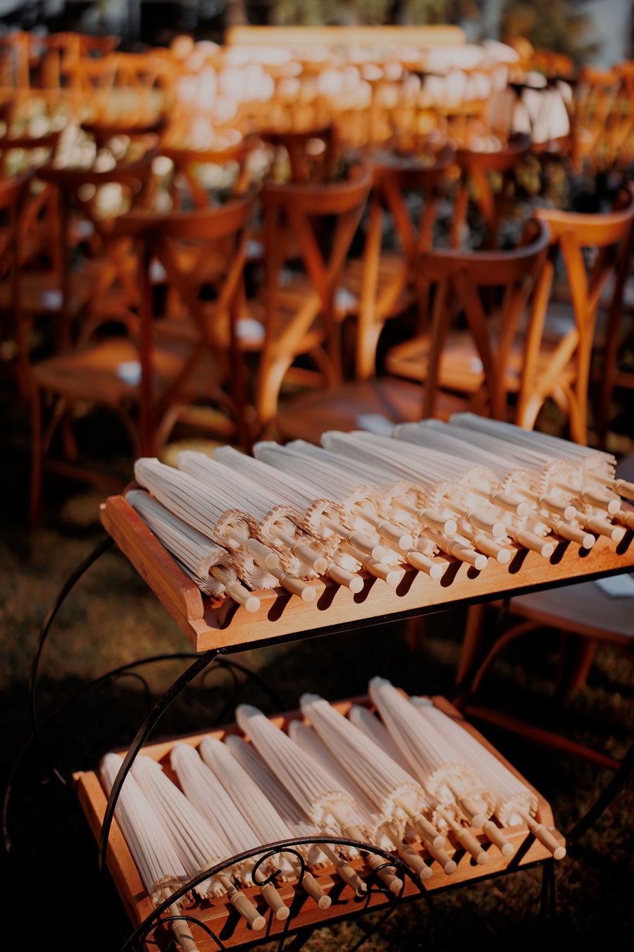 mesas com sombrinhas para lembrancinhas de casamento