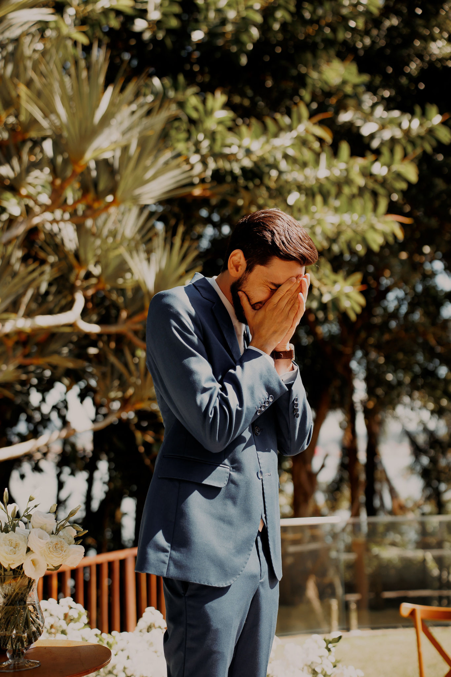 noivo com tenro azul emocionado