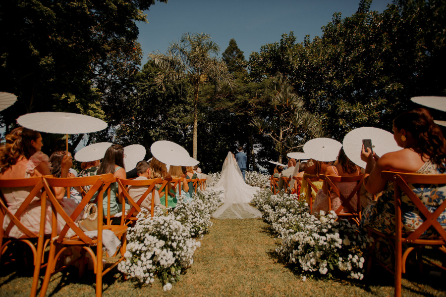 noivos na cerimonia ao ar livre