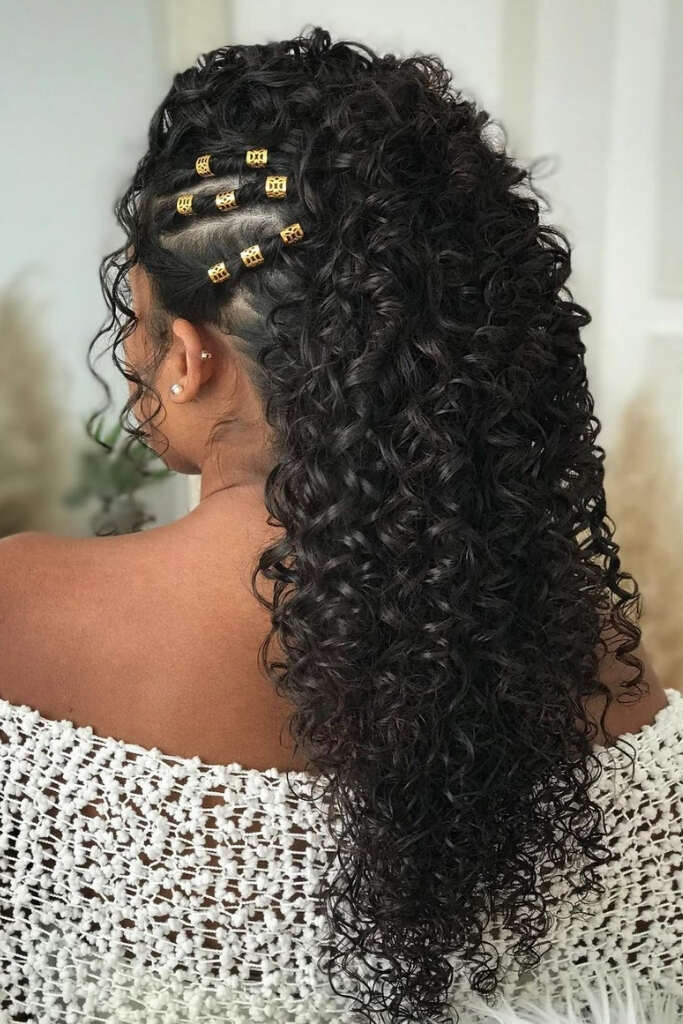 penteado na lateral com acessorios