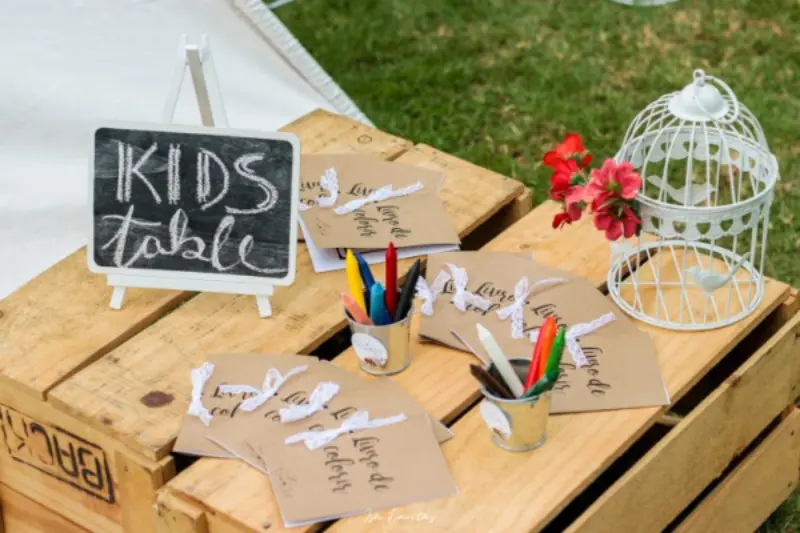 recrea&ccedil;&atilde;o para casamento com livros coloridos em espa&ccedil;o ao ar livre