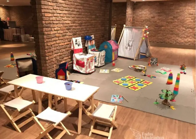 recrea&ccedil;&atilde;o infantil para casamento com mesinhas e pap&eacute;is para colorir