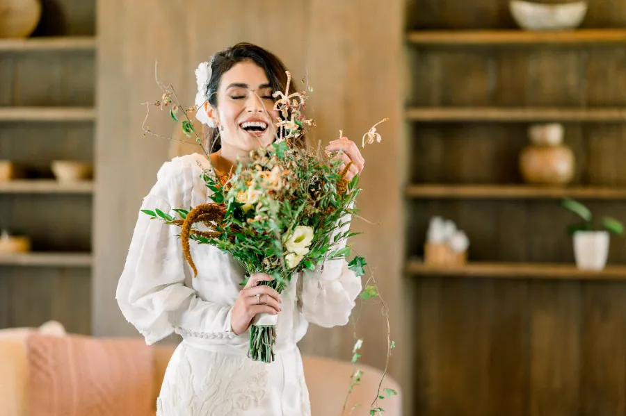 noiva com buque colorido