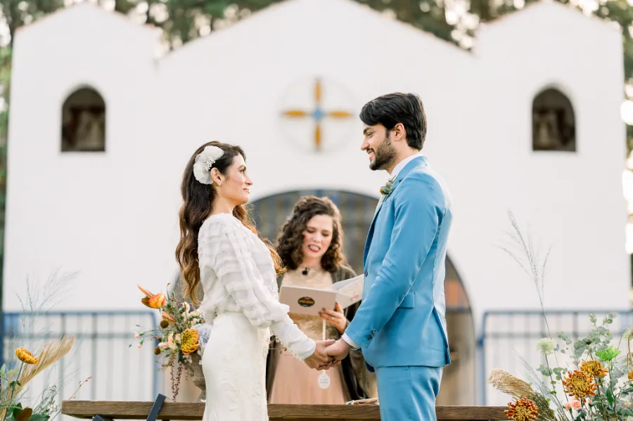 noivos na cerimonia de elopement