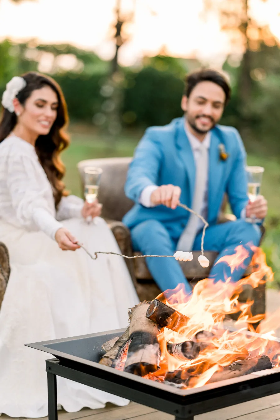 noivos comendo marshmallow