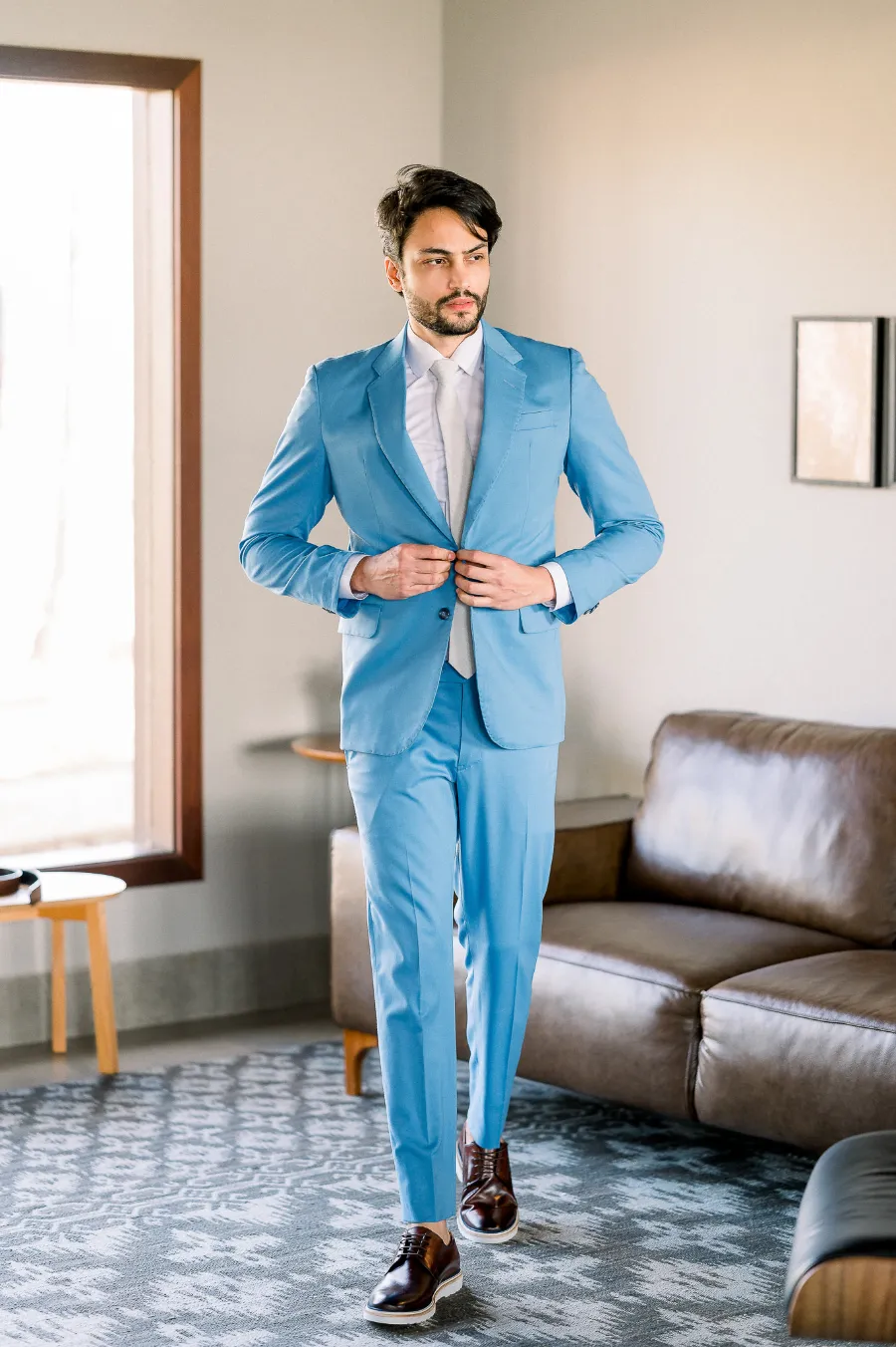 noivo com terno azul