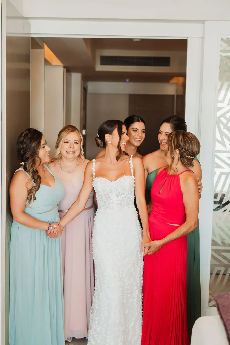 noiva ao lado das madrinhas com vestidos coloridos