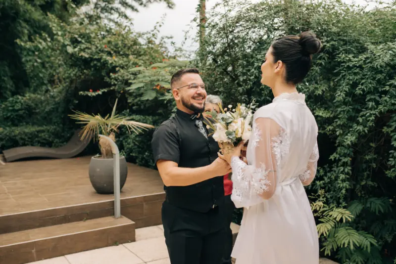 Nando Mello conversando com noiva