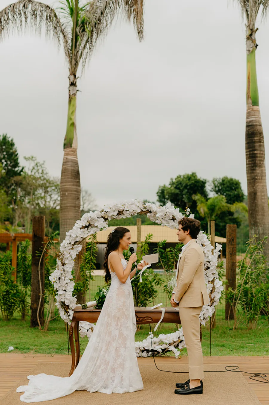 casal na cerimonia par comemorar bodas de algodão