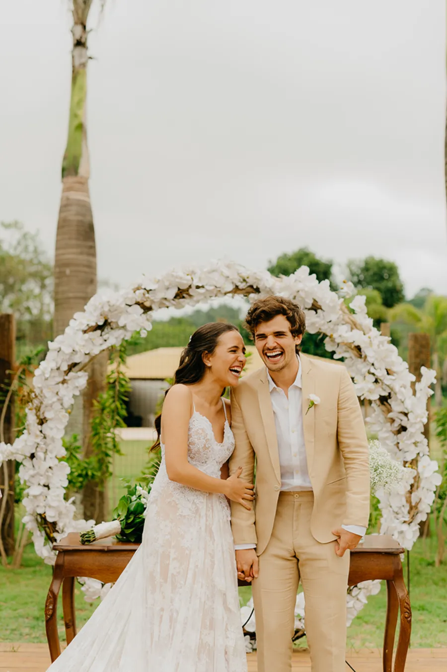 casal na cerimonia par comemorar bodas de algodão