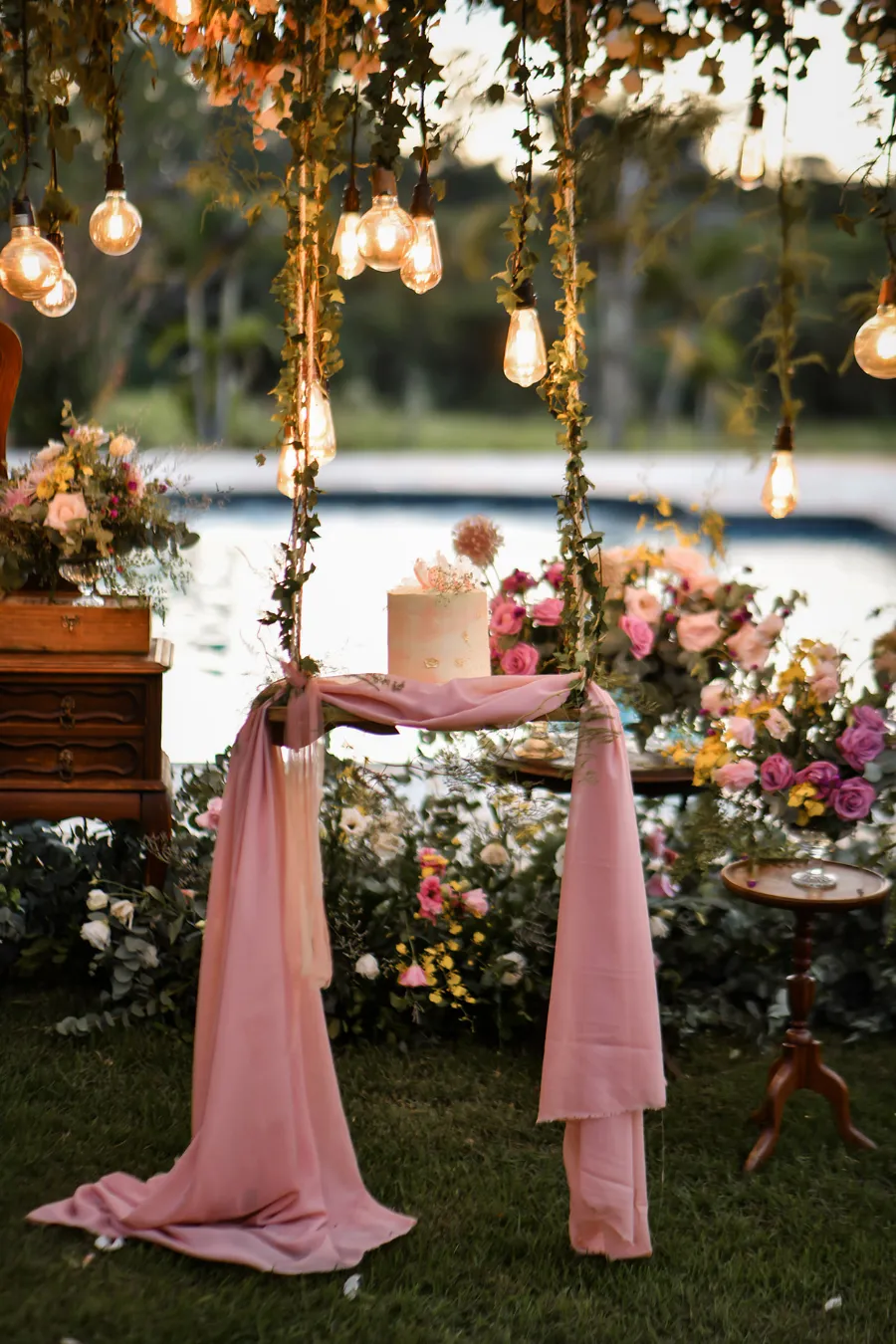 mesa suspensa com tecido rosa