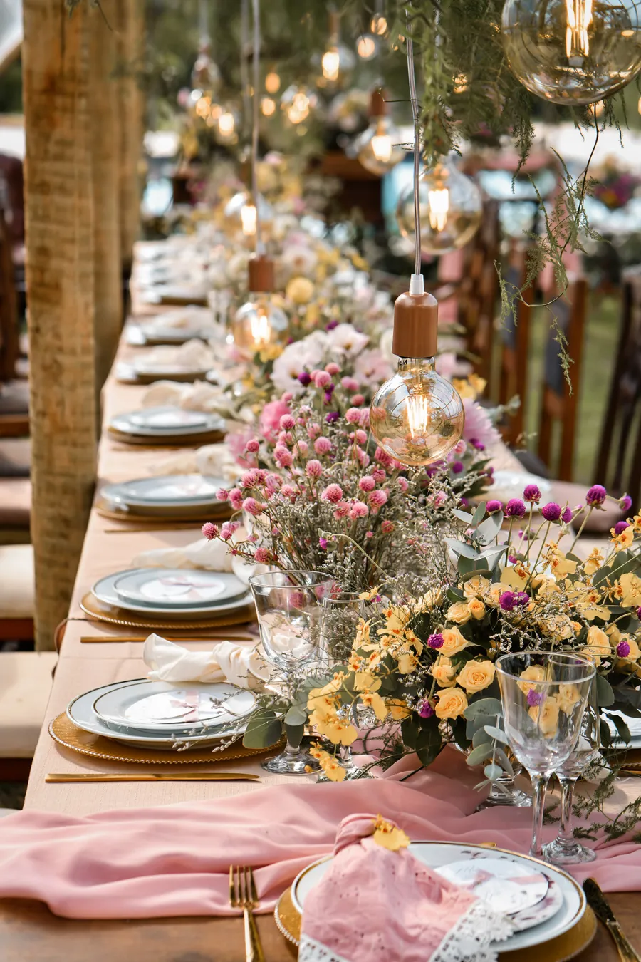 mesa posta com flores coloridas