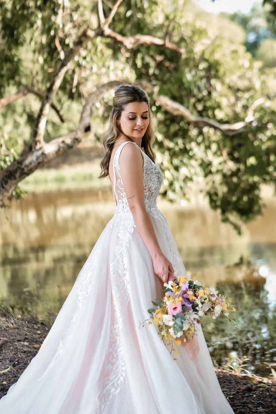 noiva perto do rio