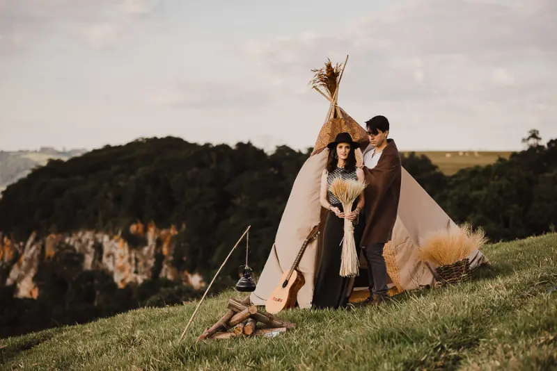 casal celebrando bodas de trigo no estilo folk com cabana na montanha
