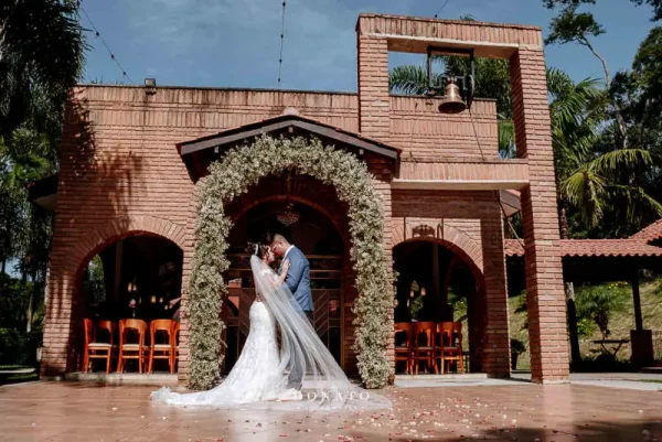 capa post: casal abraçados no espaço Itália