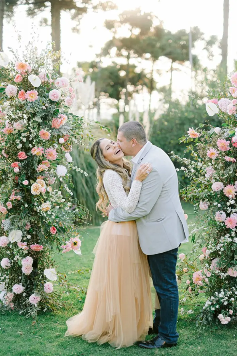 casal se beijando em bodas de madeira