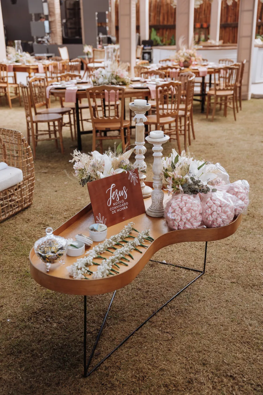 mesa com lembrancinhas de casamento e bem-casados