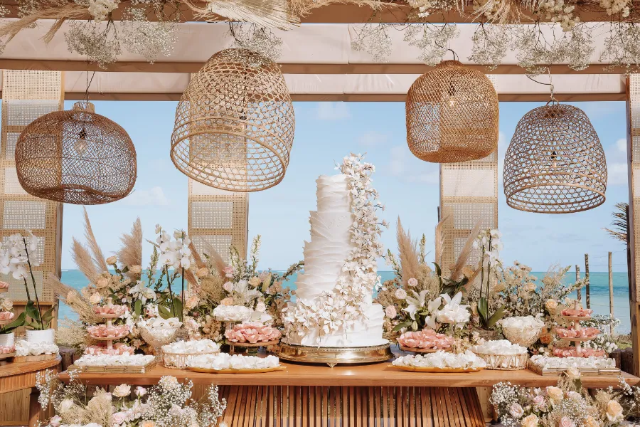 mesa de bolo de casamento no estilo boho
