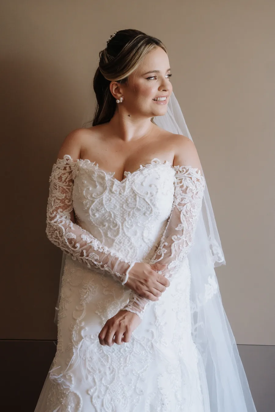 mulher com vestido de noiva