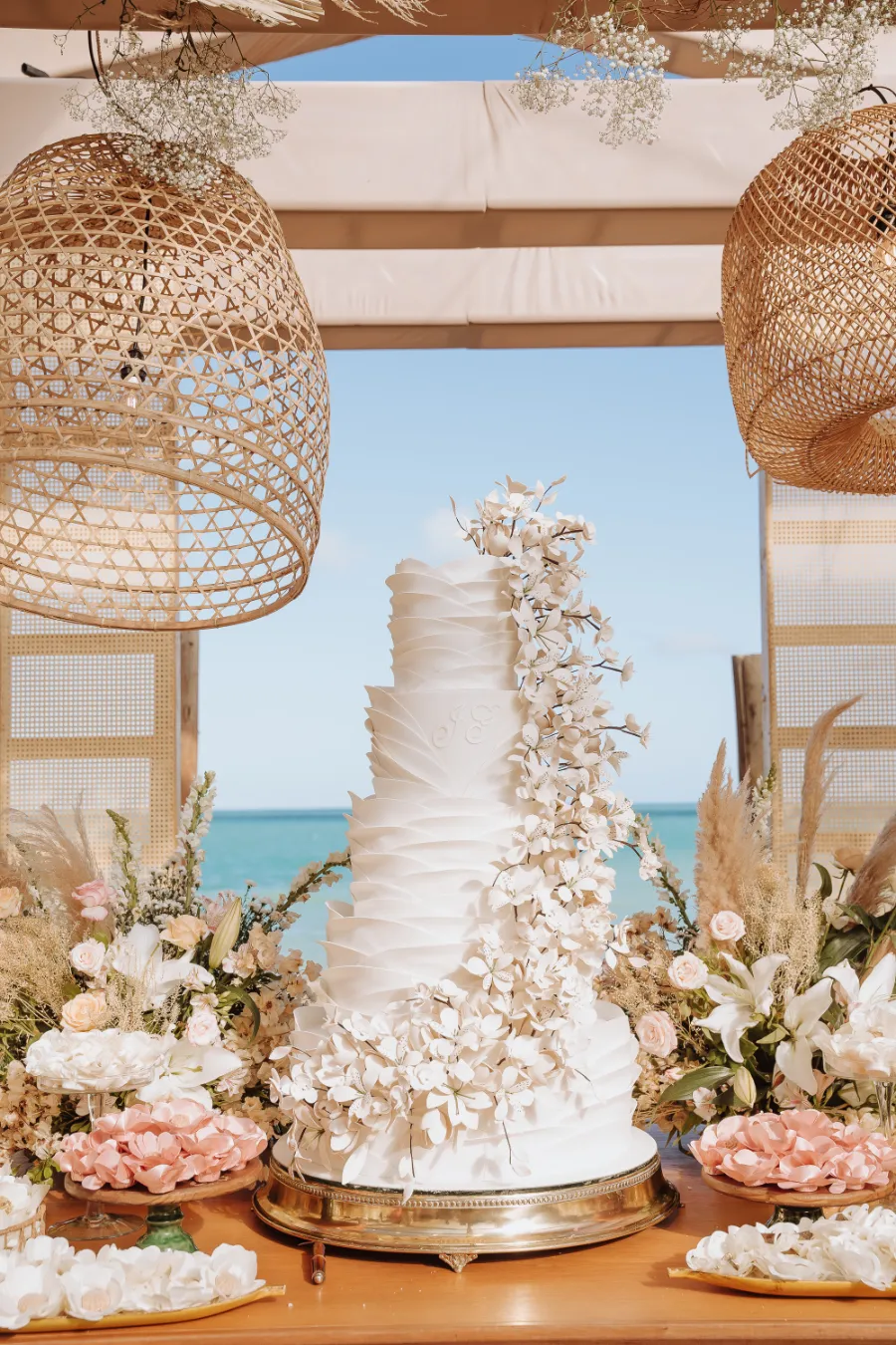 bolo de casamento clássico com flores brancas