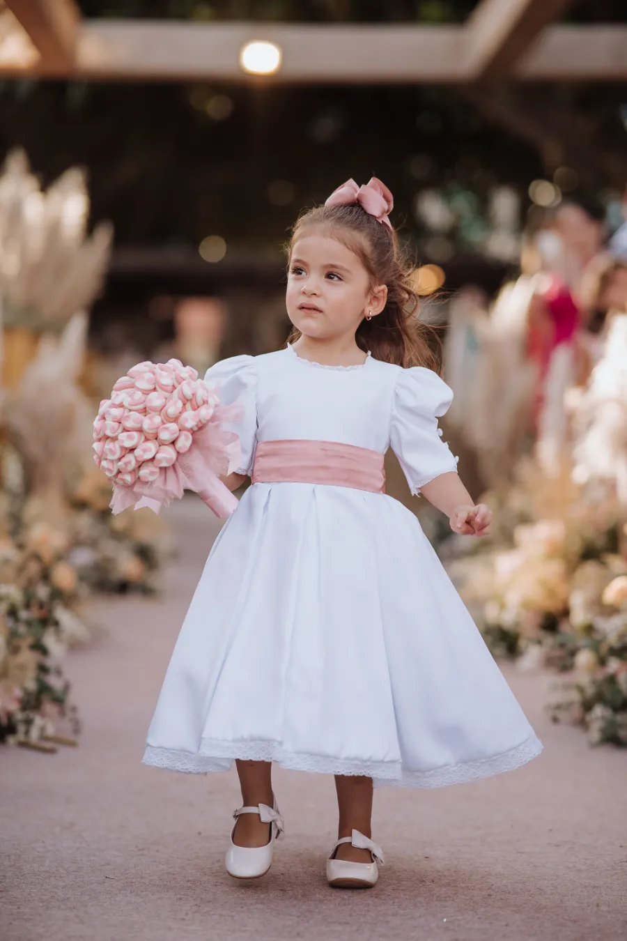 daminha com vestid laço rosa e buque com marshmallow