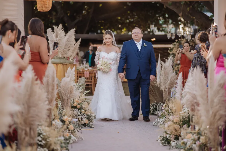 entrada da noiva com o pai de terno azul