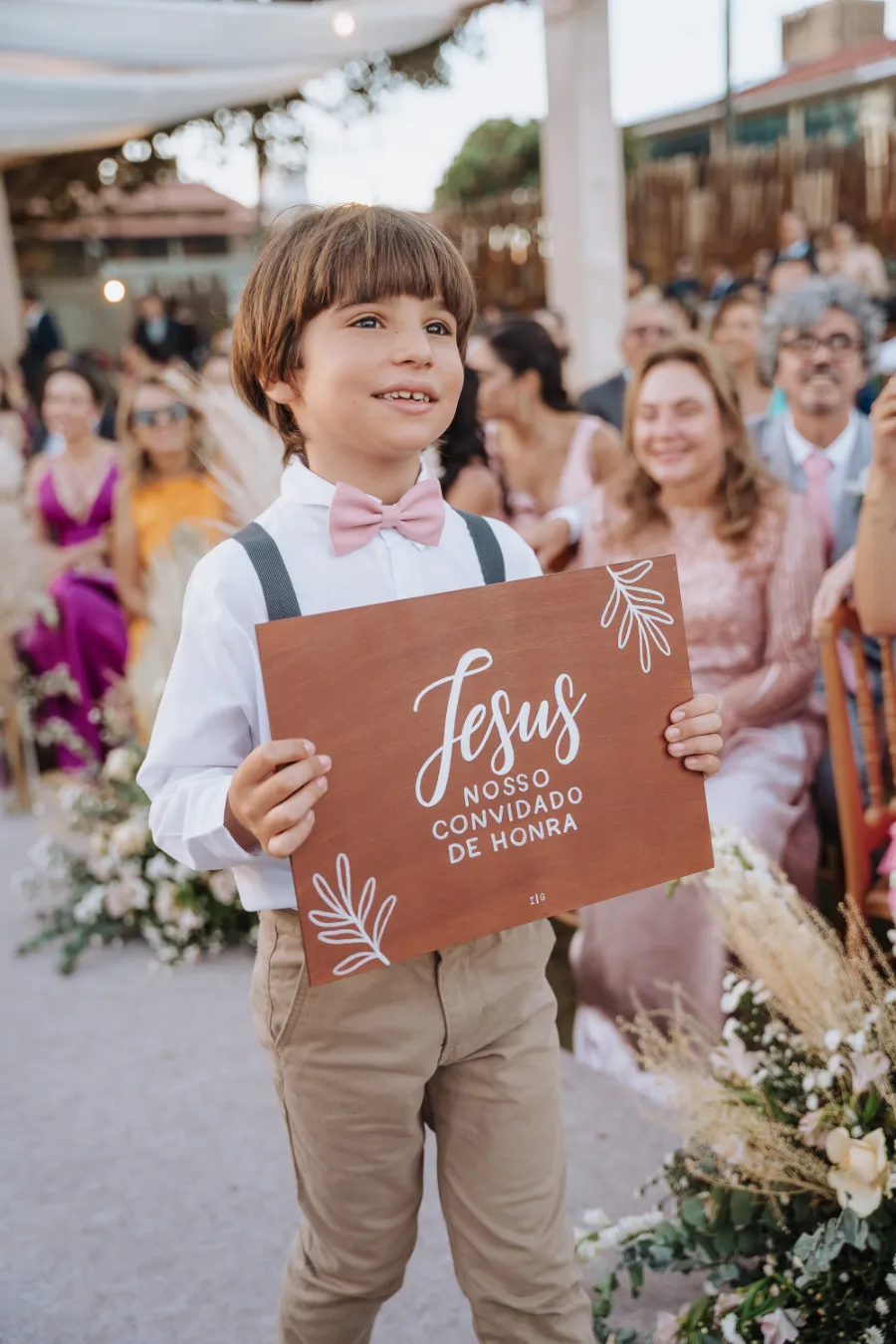 pajem com plaquinha de casamento