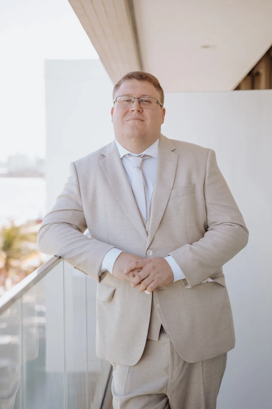 noivo com terno off white