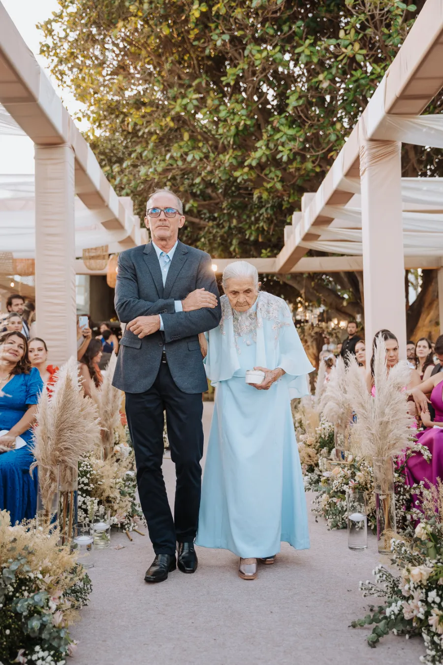 entrada de idosos levando alianças no casamento