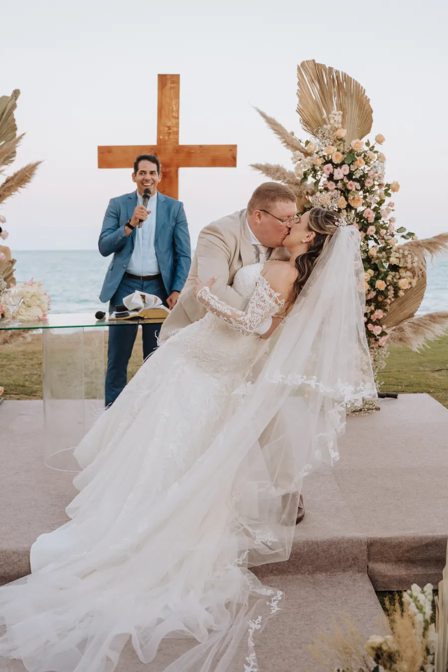 noivos se beijando no altar