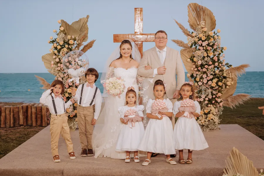 noivos ao lado dos pajens e daminhas